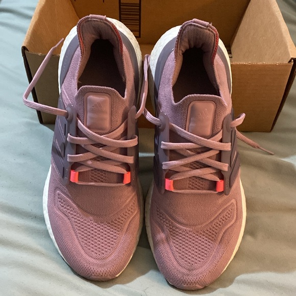 Adidas Ultraboost 22 W, Size 7.5 - Picture 2 of 11